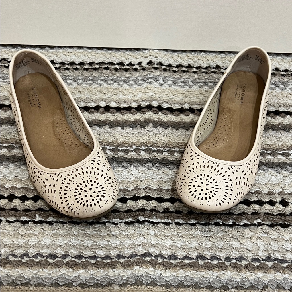 Sonoma, Woman’s, Off White, Ballet Flats. Size 8 1/2” Medium. Like New!